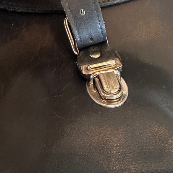Vintage Chic Black Crossbody Bag with Buckle - Picture 3 of 16